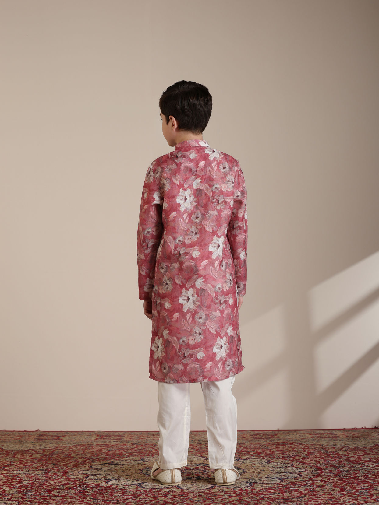 alt message - Manyavar Boys Boys Coral Pink Floral Patterned Kurta Set image number 5